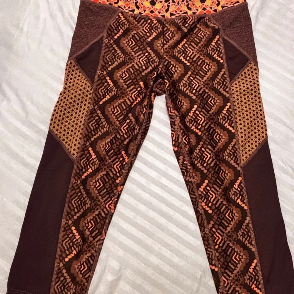 Maaji Leggings Brown/Orange Cropped Size Medium Preowned - Picture 8 of 8